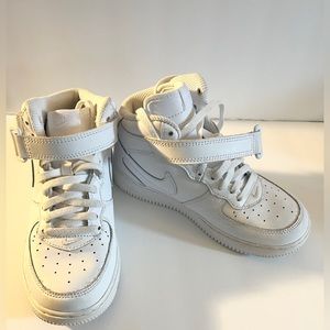 NIKE Air Force 1 GS Boys SIZE 1.5 White High Top Lace Up Strap Logo Classic